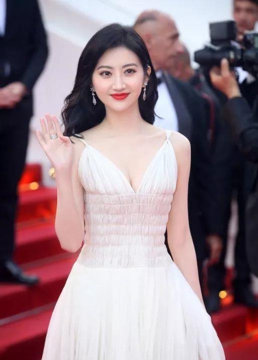 造型辣眼驱逐出场，戛纳红毯上谁是最雷最尬的中国女星？