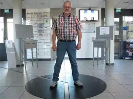 12个奇葩的国界线，看到最后一个，忍不住笑了