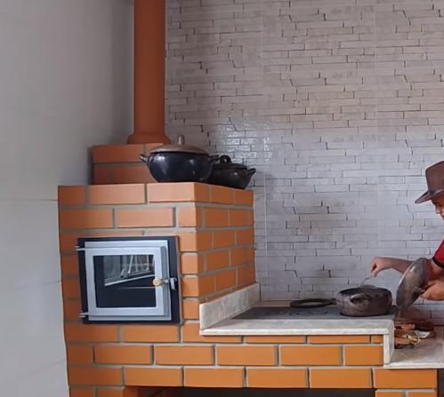 农村柴火灶出了新设计！占地不到1平米，空心砖砌好了，嵌入烤箱好实用
