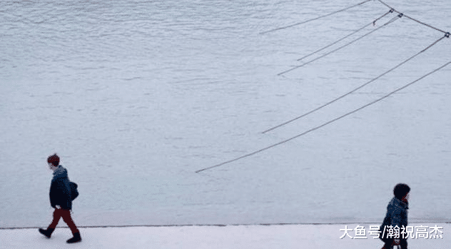 当一个男人舍不得一段感情，放不下一个人时，通常会有这几种表现