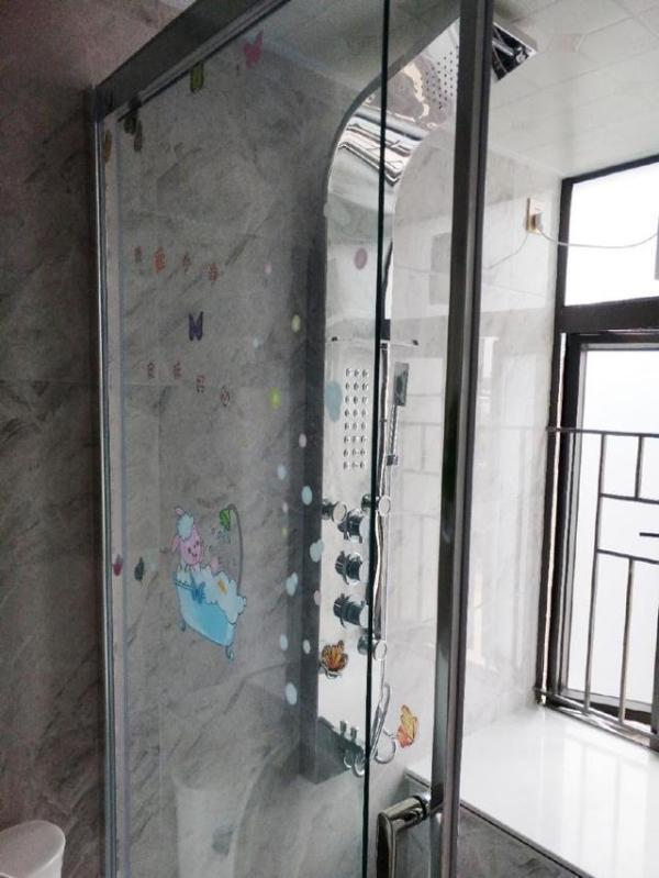 老公找表哥裝修完工的新房，還沒家具就很漂亮，電視墻很喜歡！