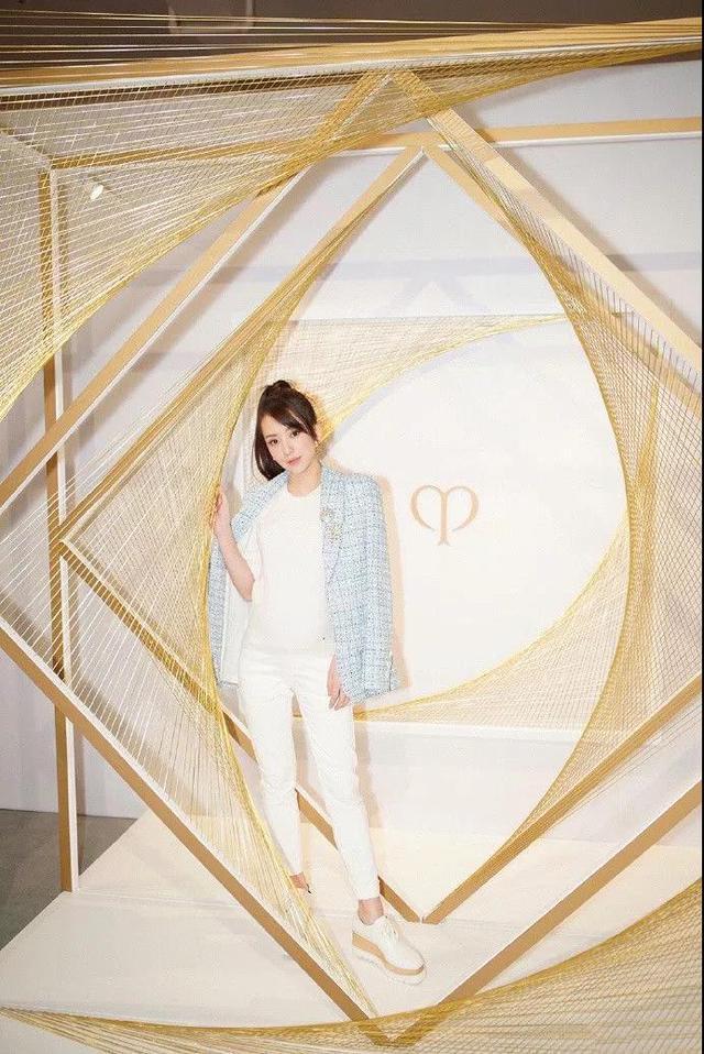 还是郭天王眼力好啊！方媛产后迅速瘦身，一件白裙美如仙