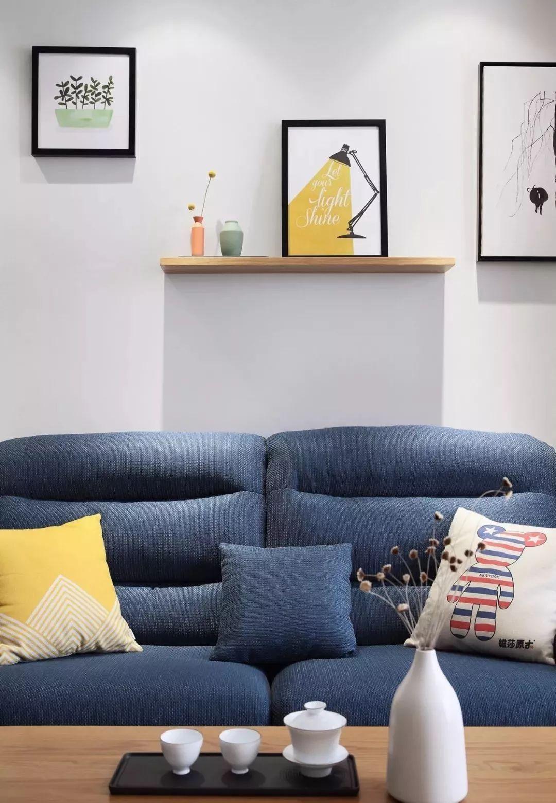 轻盈时尚简约小户型装修，原木色木质栏栅门拥有不一样的视觉体验