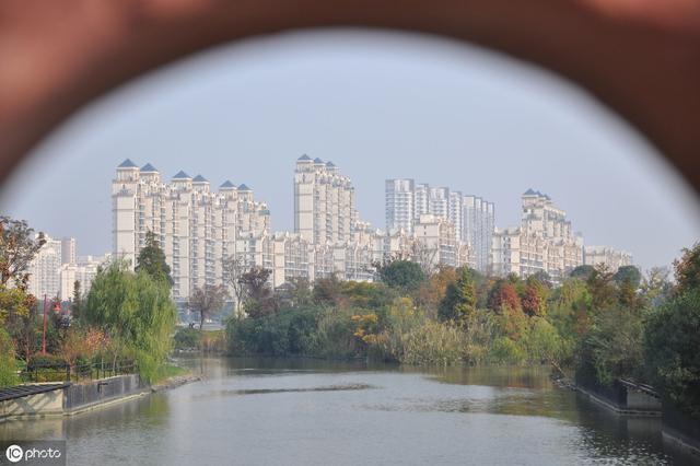 楼市入冬，开发商送车位，炒房者降价44%，降价大赛已经开始