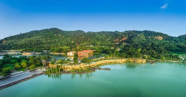 这是什么神仙楼盘？有山有湖有地铁！有天有地还有狗