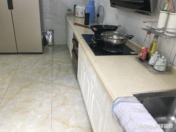 新房装修老婆硬在厨房装口锅，改不了的农村习气，朋友看了笑喷！