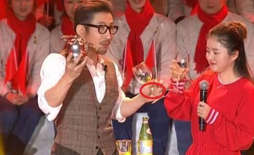 劉謙35年最神的魔術一夜被拆穿！疑是助手調包，偷換壺視頻曝光