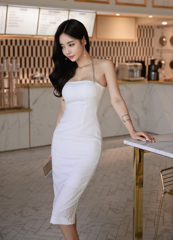 時尚穿搭，吊帶連衣裙小姐姐，曼妙優雅迷人，盡顯女神范