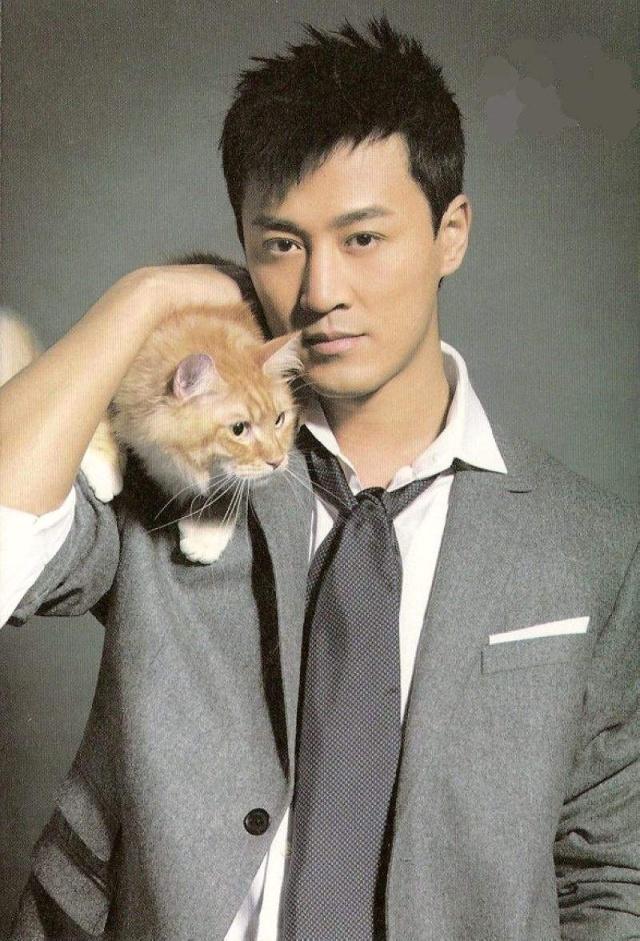 同样是有亿万家产，一个靠自己风光无限，而他却已淡出了娱乐圈！