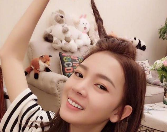 参观陈瑶现实中的家，餐桌铺个塑料膜当餐布，日子过得也太勤俭了