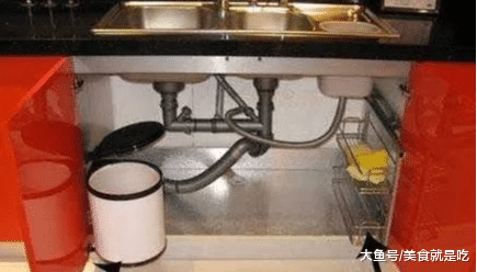 为什么有钱人从不把垃圾桶放这里？听师傅说完，后悔家里放错