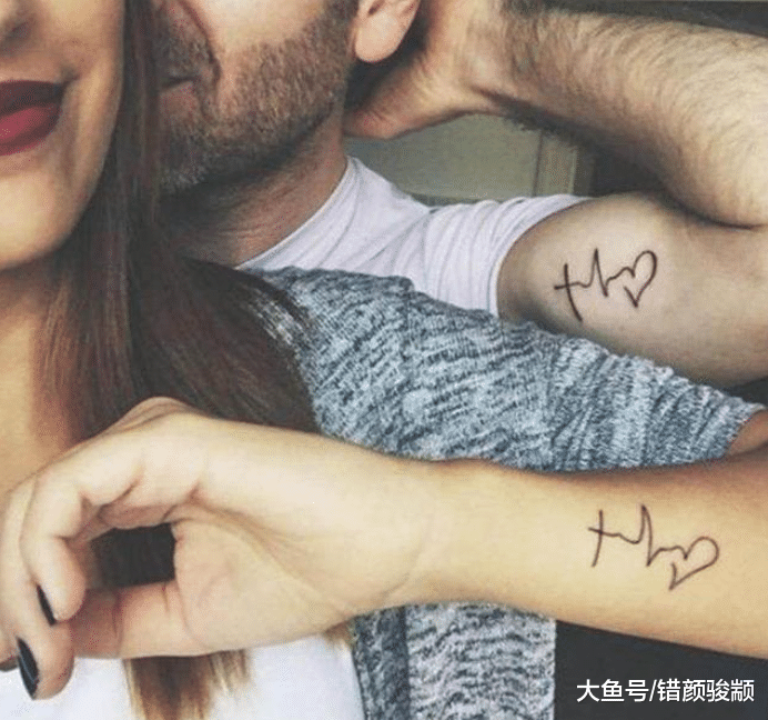 一組國外非常火爆的“情侶紋身”，網友：如果分手了咋辦？