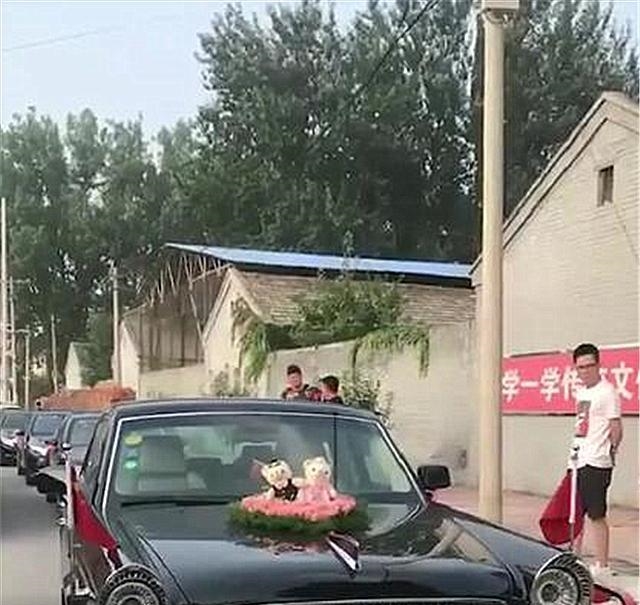 北京一富二代用红旗L5做婚车，网友看后称：有钱也不一定叫得到!