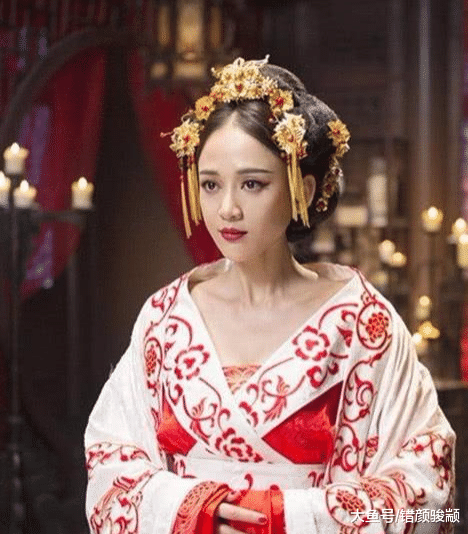 陈乔恩版的“东方教主”重出江湖了，网友直呼：很霸气啊！