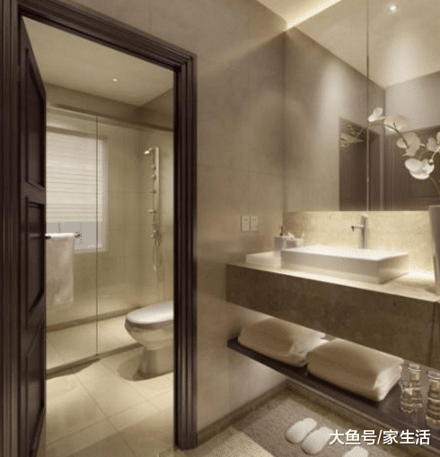 卫生间门朝内开还是朝外开好？好多人不重视，入住真想拆了它