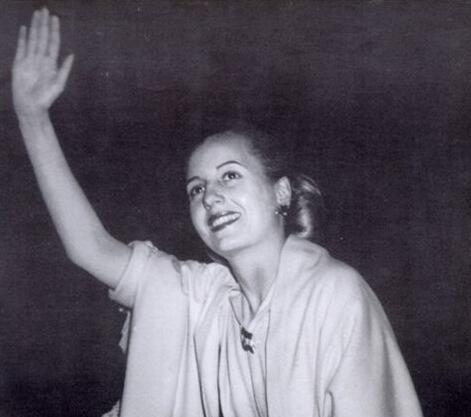 丈夫当四年总统主动让贤，妻子又连任两届，欲东山再起却面临拘捕