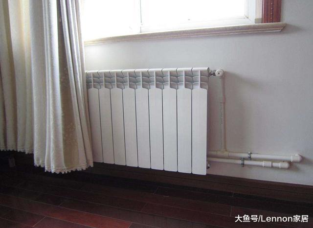 暖气片挂墙上，不如安装在窗户下方，取暖效果好