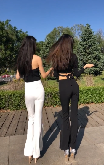 腿都这么细，怪不得会成为好朋友