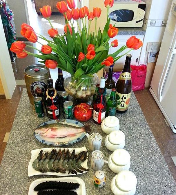 带你参观巩汉林的家，日常饭菜还有海参，一个月伙食都花不少钱