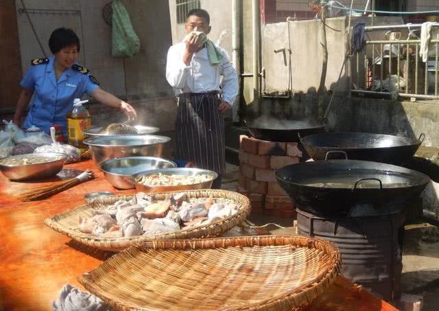 村里办喜事, 从以前的互帮互助, 到现在请人办事, 到底是为什么?