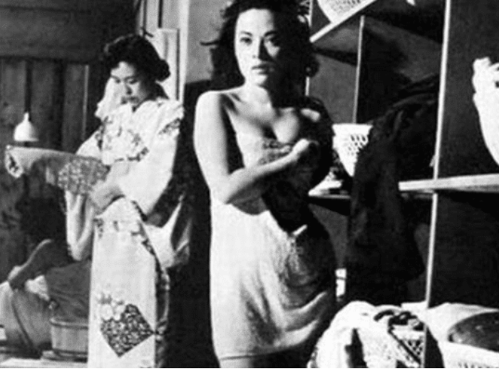 战败后的日本有多惨？粮食缺乏，女人沦为妓女！