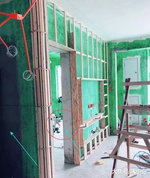 装修小户型，侄子直接在电视墙上掏“洞”5公分，不吃灰不占地！