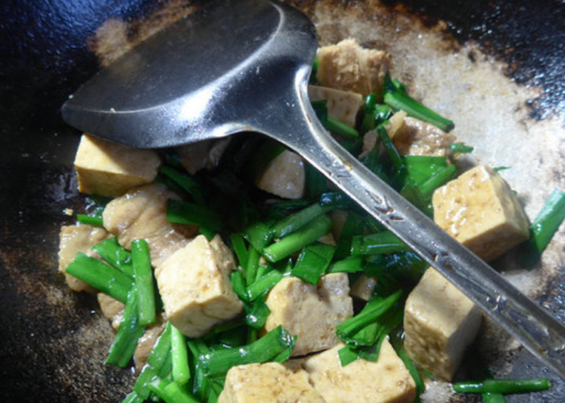 豆腐煎焖五花肉，老人小孩都爱吃，隔壁小孩都馋哭了