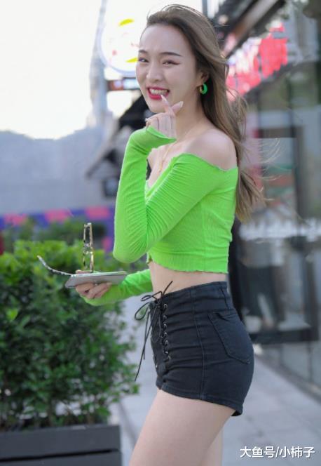 青绿色一字肩美女