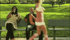 开心一刻：和男友出去旅游，临走前我妈塞给我一包东西，还说…