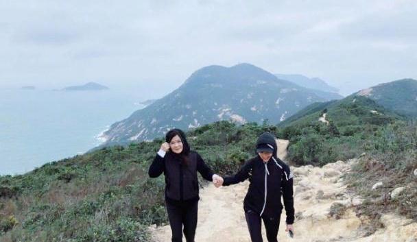 张钧甯晒与妈妈旅游合照，母女俩仿佛一个模子刻出来的，太像了