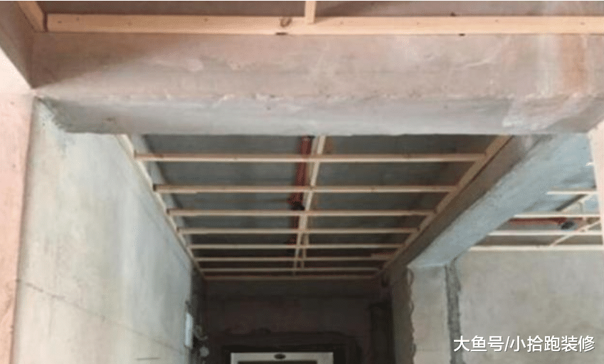 师傅用木龙骨吊顶，业主意见很大，不过看到螺丝后他放心了