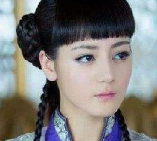 被厚刘海坑的4位女星，赵丽颖秒变国字脸，只有她最为经典