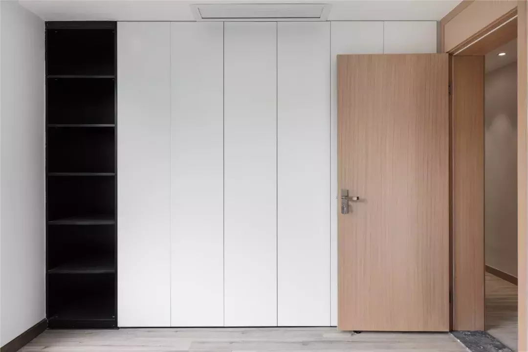 现在的柜子都流行做无门把手的, 小户型更需要极简范