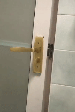 女子上厕所时发觉被人偷窥，抬头看清之后，忍不住笑骂：怎么是你