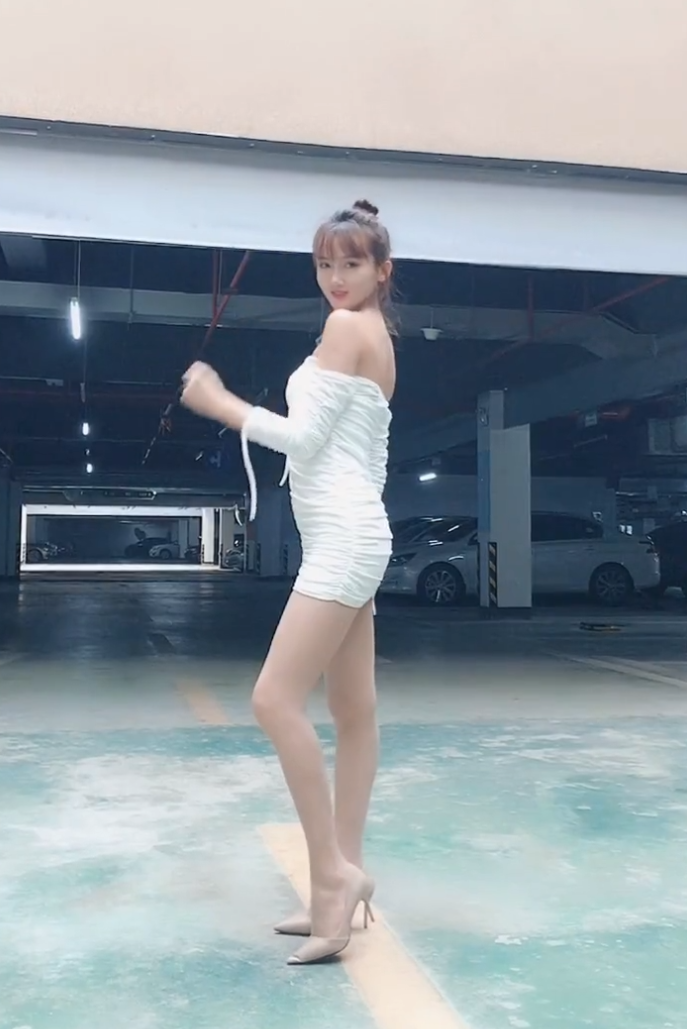 美女停车场跳舞，不怕影响过往的车辆吗？