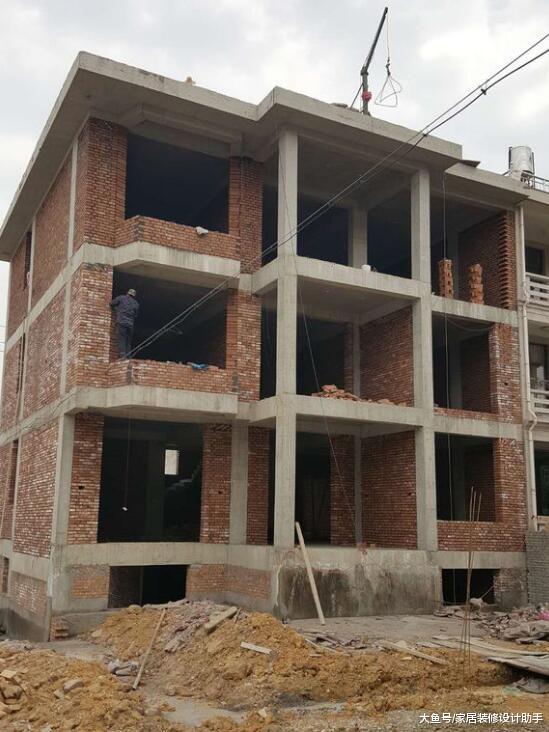 蛮横邻居不让打桩，憋屈砸12万做满堂红建三层，让邻居无比汗颜