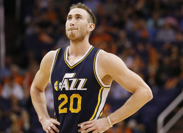 盘点被烧过球衣的10大巨星，詹姆斯被烧两次，第一太无奈