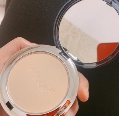 你真的会用粉饼吗？使用粉饼的几个小技巧请掌握，避免尴尬