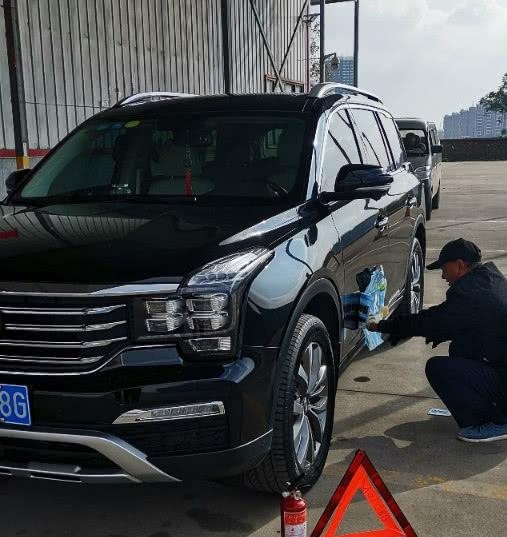 男子提传祺GS8, 车管所上完牌后, 丑到车主无法接受