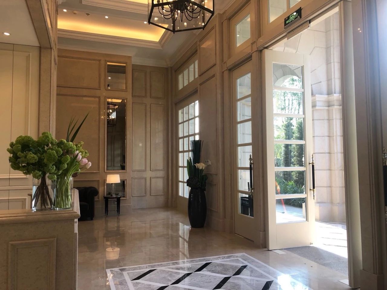 躺在浴缸里看江！一盏灯10多万，揭秘岛尖2000万豪宅