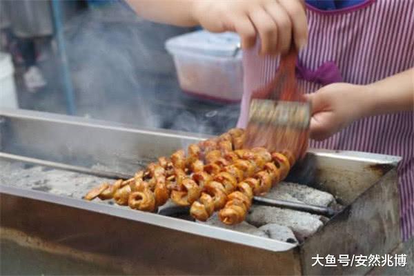 大学宿舍晚上熄灯后，女生都会聊些什么？毕业学姐亲身经历告诉你