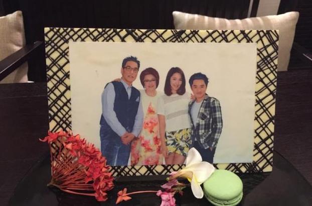 参观王祖蓝在香港的家，看电视连灯都不舍得开，真是太节俭了