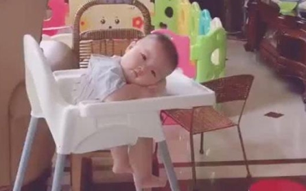 妈妈喂完宝宝, 自己赶忙吃饭, 回头看到宝宝的眼神, 再累也都值了