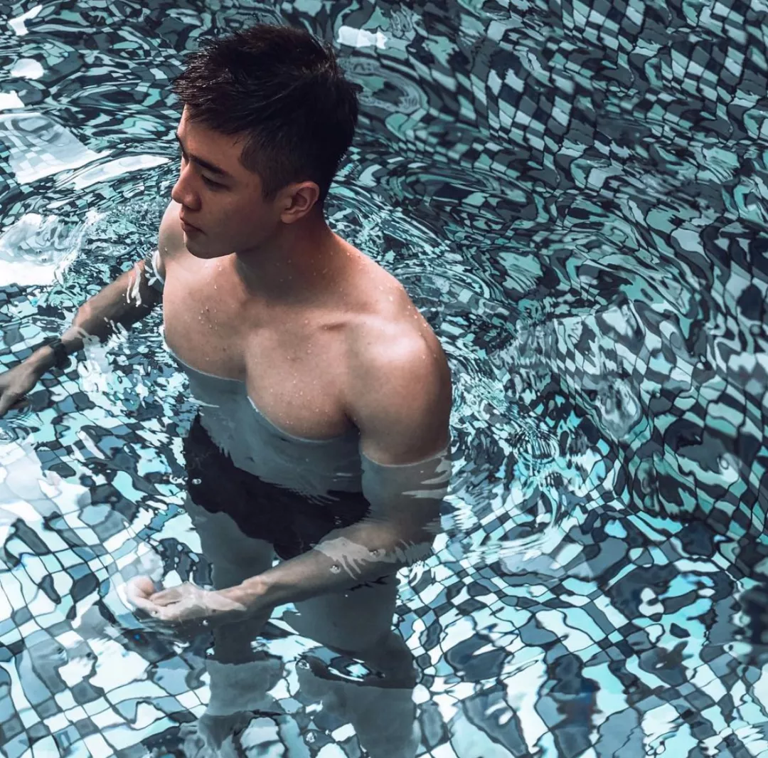 胸体育小哥の湿身写真！据说还是个肌肉