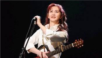 她养活了大半个香港乐坛，创作了500多首歌，却一直未嫁