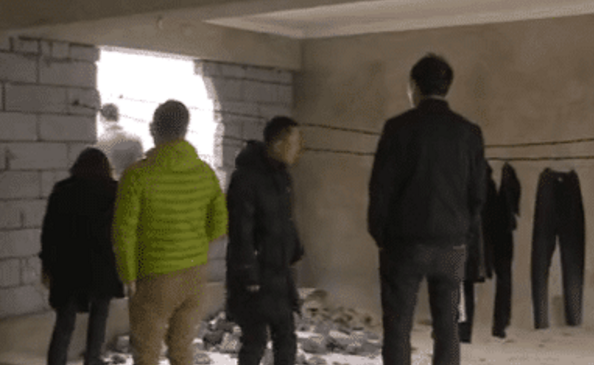 女子买新房送阁楼，没成想邻居先占了阁楼，物业：先来后到