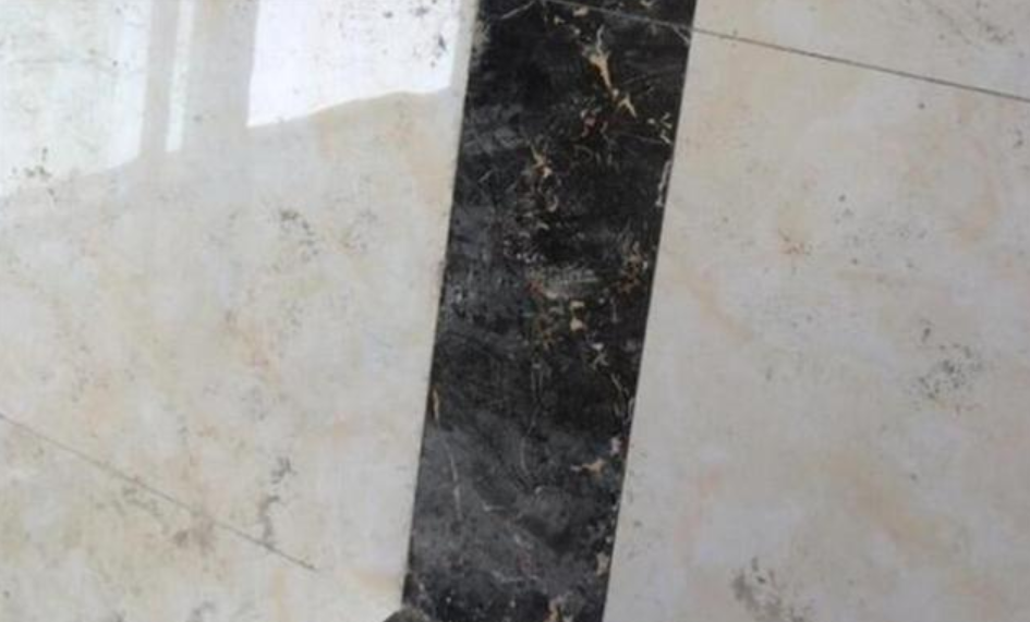 门槛石铺好，起初业主夸师傅眼光好，可最后他发现问题大了