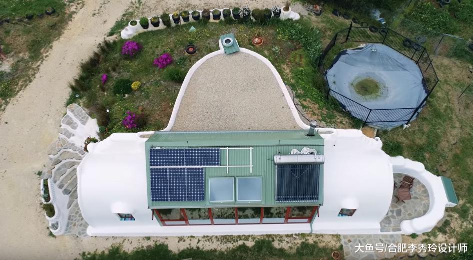 70㎡乡村小屋, 远看像一条船! 玻璃围个花房, 入户门用玻璃瓶砌, 有创意