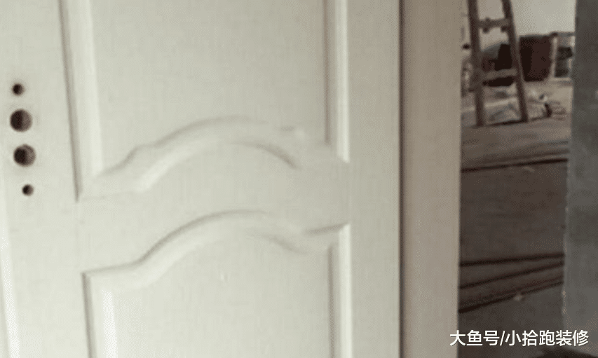 木门刚装好，业主却指着木屑问师傅：这木门能值2000块吗？