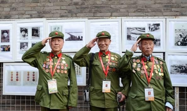 抗美援朝一等功臣，放弃工作回乡务农，42年后为孙子参军掏出证书